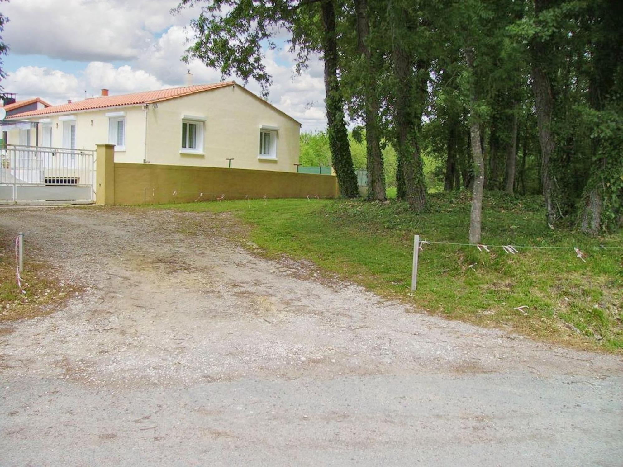 Appartement de 2 chambres avec jardin clos et wifi a Breuillet Breuillet  Extérieur photo